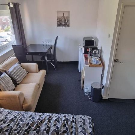 Spacious Room With Kichenet 로더럼 외부 사진
